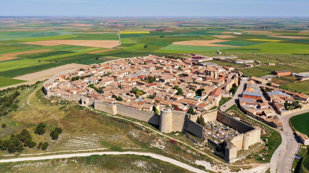  Vista aérea de la ciudad amurallada de Urueña, en Valladolid.