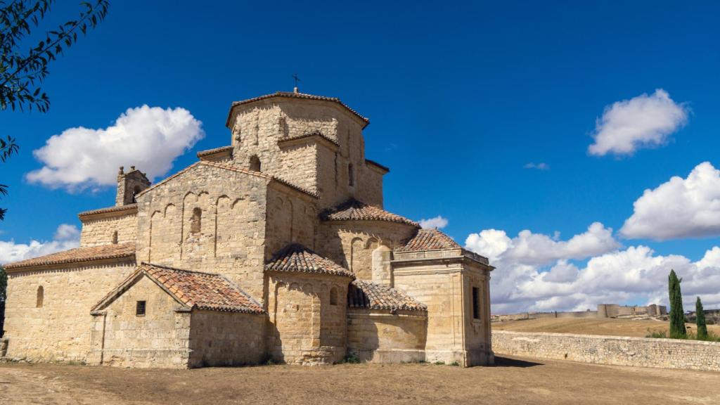 Ermita románica lombarda (siglo XII) de Nuestra Señora de la Anunciada, en Urueña (Valladolid).