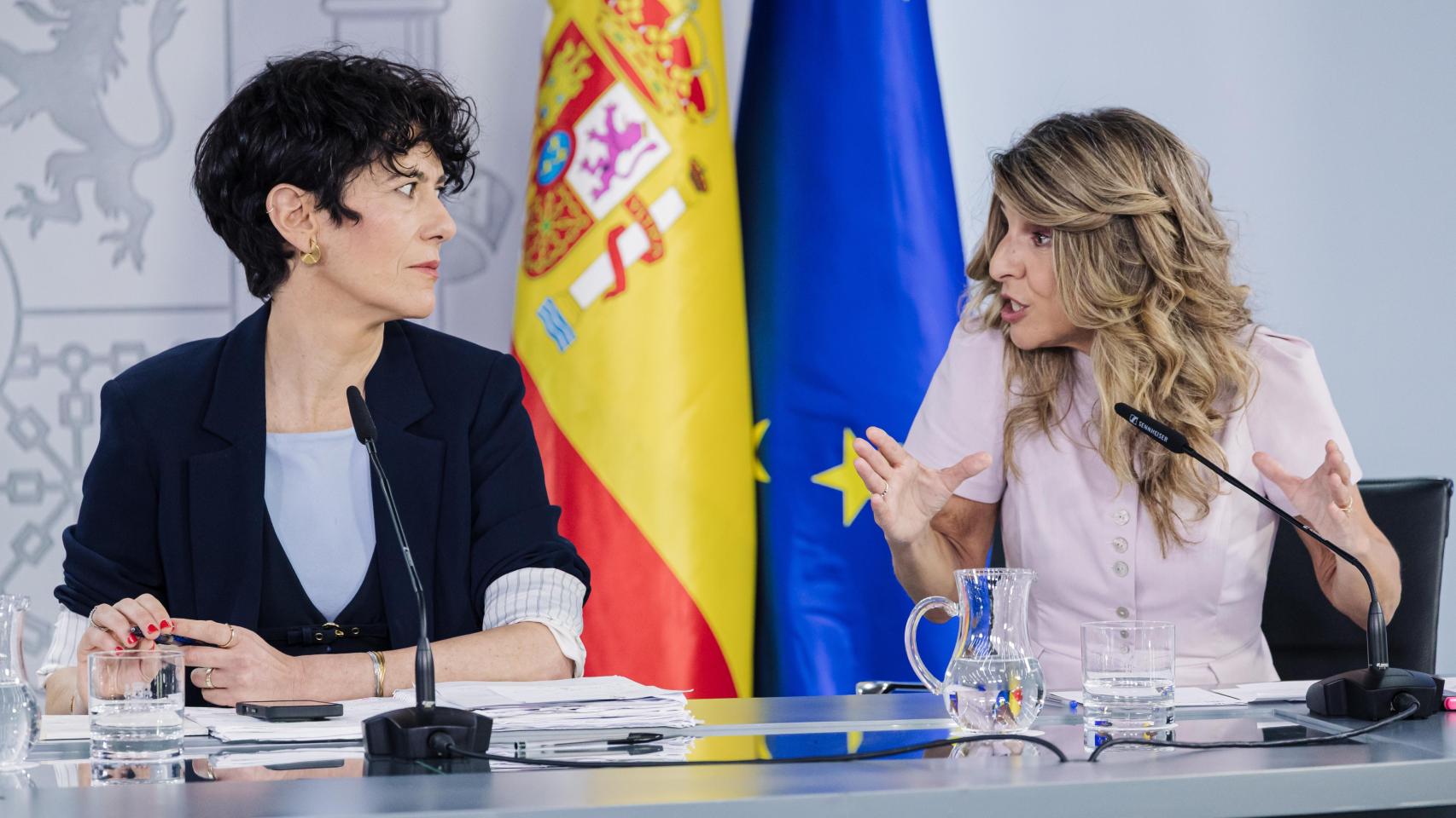 La ministra de Inclusión, Seguridad Social y Migraciones, Elma Saiz, y la ministra de Trabajo y Economía Social, Yolanda Díaz. 