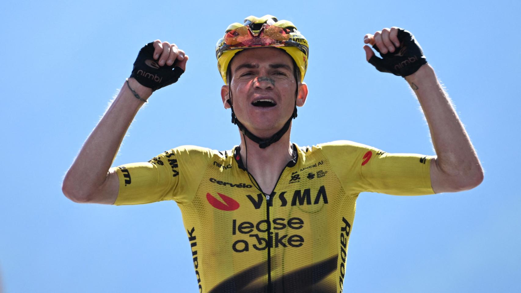 Sepp Kuss celebra su victoria em la etapa 19 del Giro de Italia.