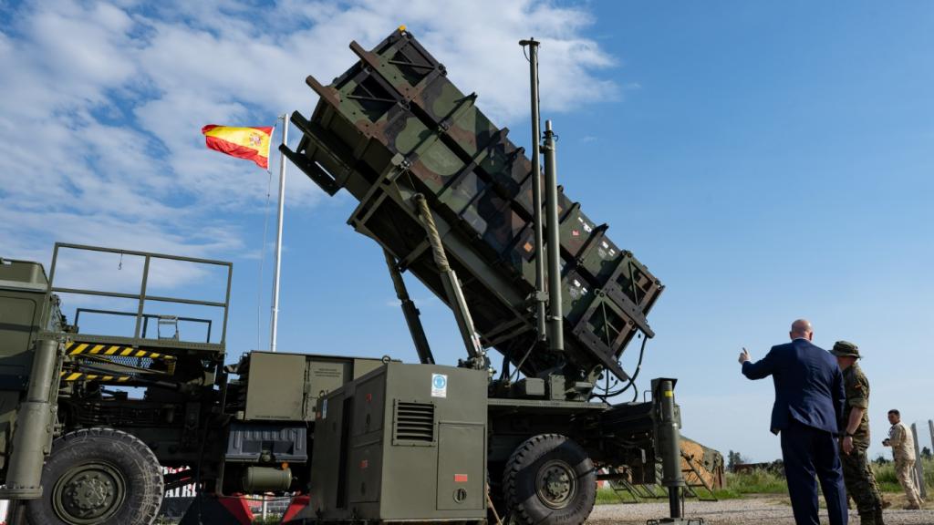 El embajador de EEUU ante la OTAN, Matthew Whitaker, inspecciona la batería Patriot española en Incirlik. 