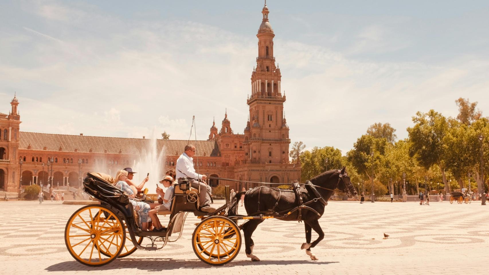 Un paseo en calesa en la plaza de España de Sevilla.