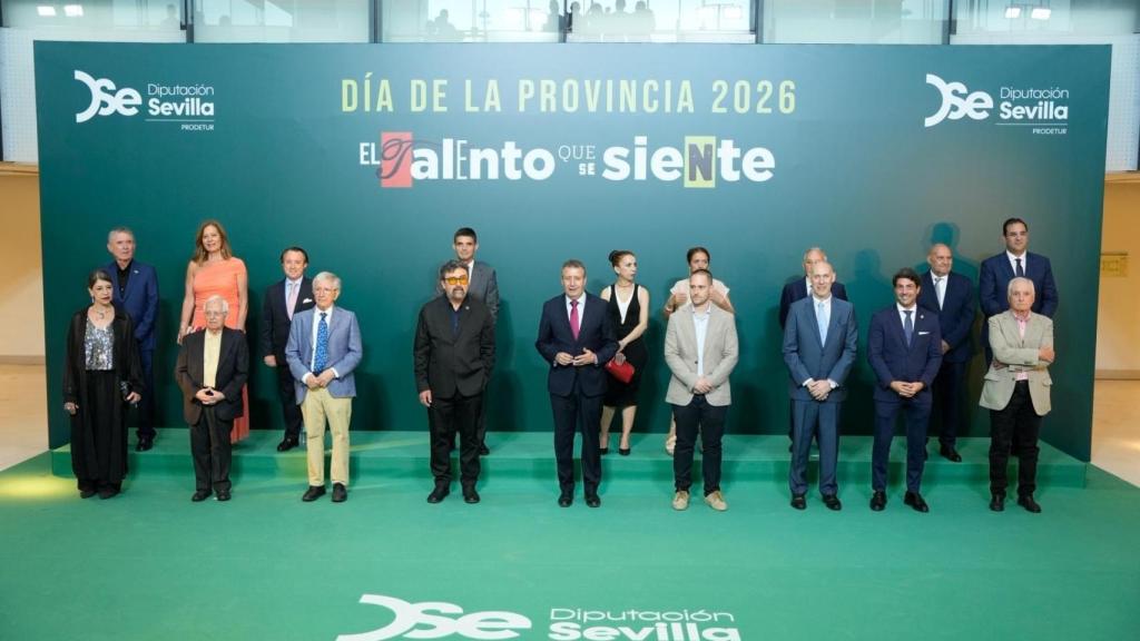 Foto de familia de los premiados con la Medalla de la Provincia de Sevilla, antes del inicio de la gala institucional, en el auditorio Cartuja Center.