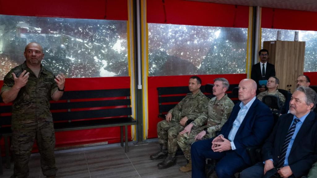 El teniente coronel Luis Millán Burgos Sánchez informa a los embajadores de EEUU y Turquía ante la OTAN sobre la misión en Incirlik