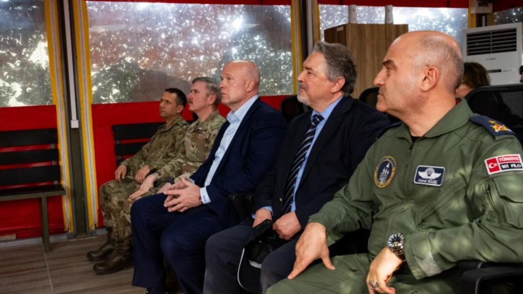 Matthew Whitaker (izq) y Basat Öztürk (dch), embajadores de EEUU y Turquía ante la OTAN, son informados de la misión española en Incirlik.