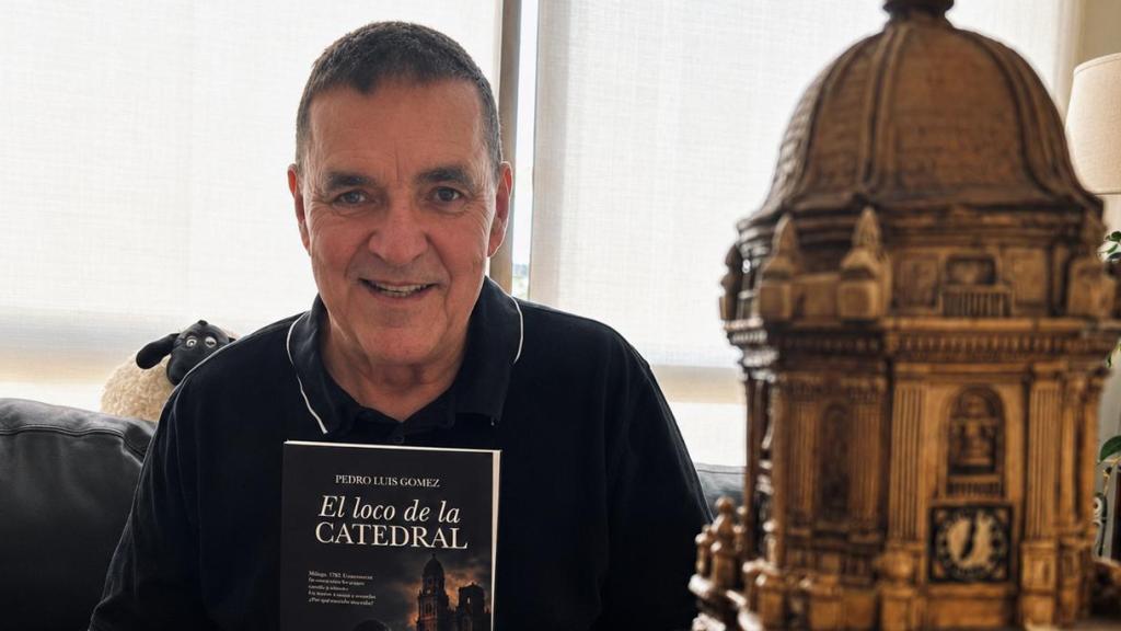 Pedro Luis Gómez posa con su nueva novela tras la entrevista con EL ESPAÑOL de Málaga. 
