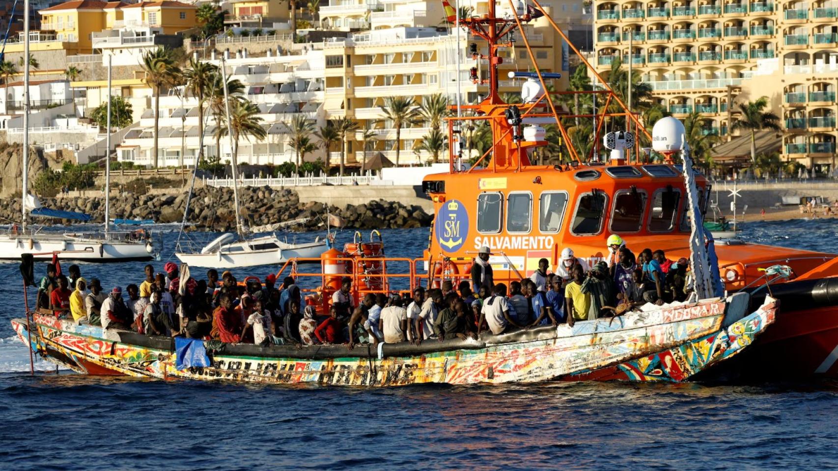 Un barco de salvamento remolca un cayuco en Aguineguin, Gran Canaria.