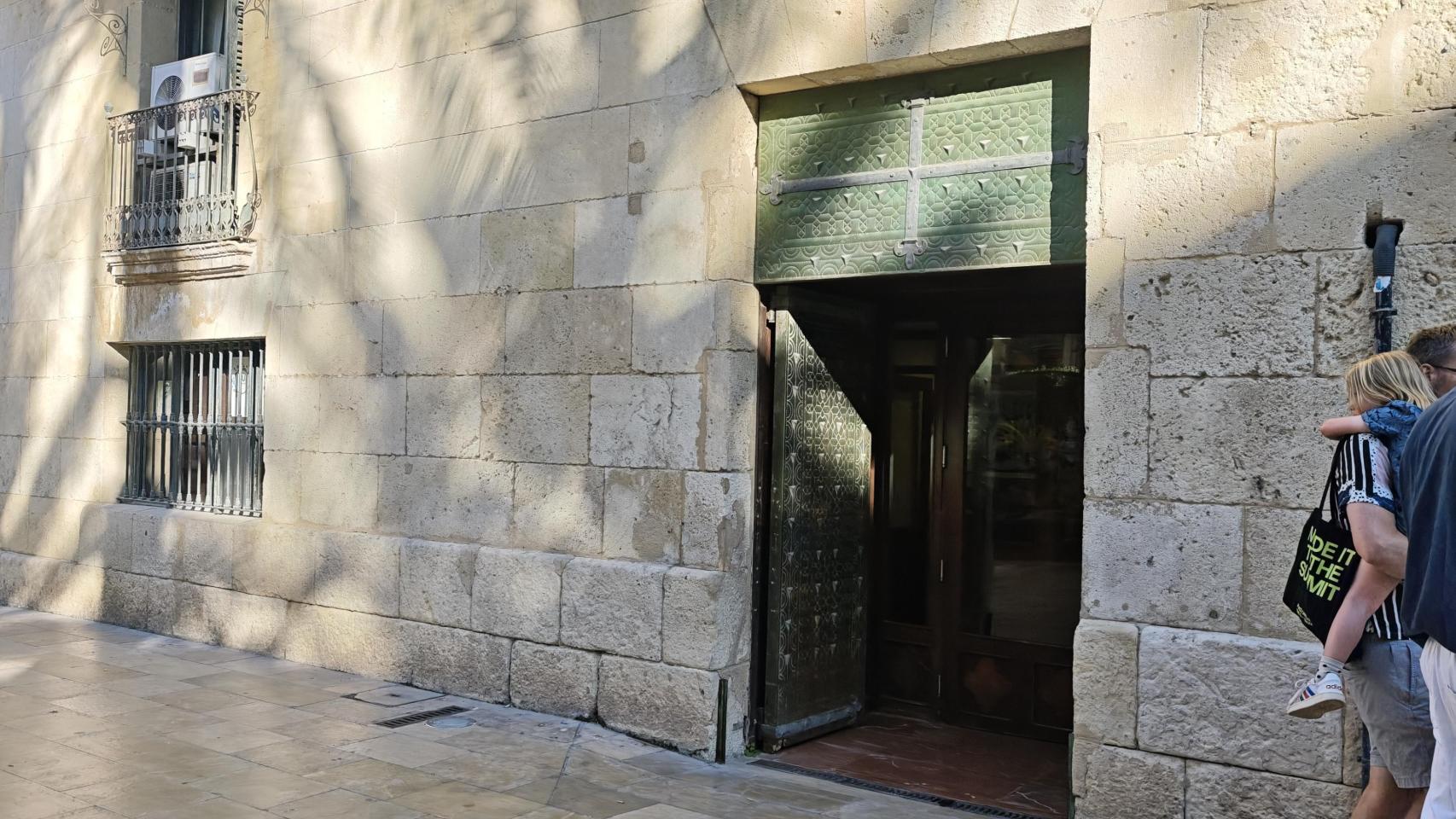 La puerta de atrás del Ayuntamiento de Alicante, este viernes.