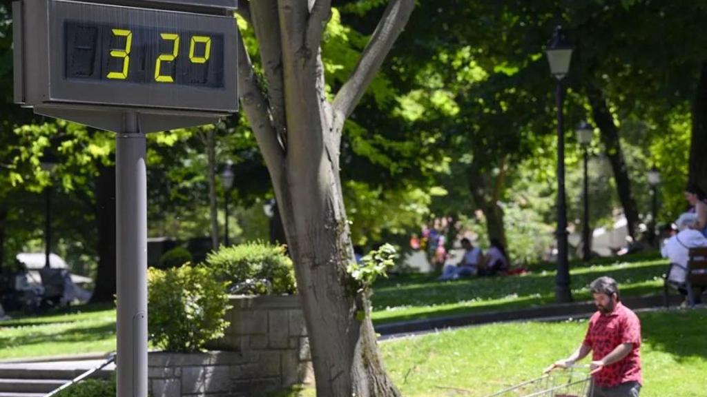 Imagen de un termómetro en Oviedo el pasado martes 26 de mayo de 2026.