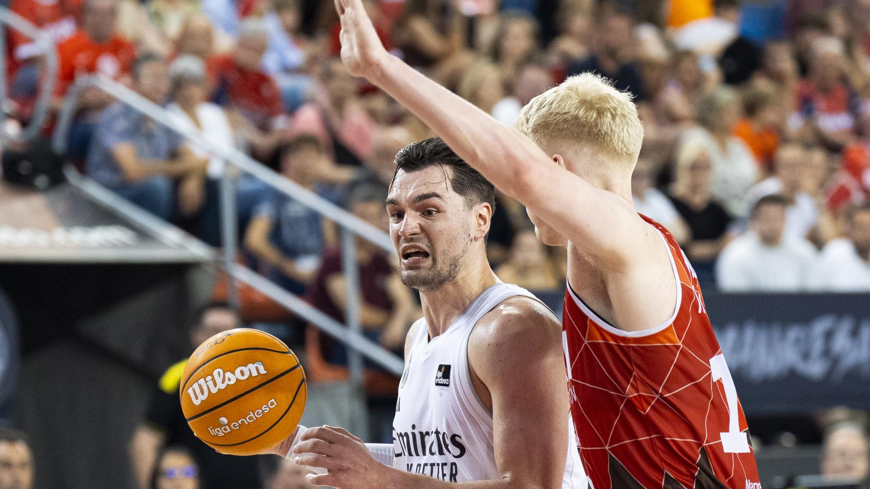 Mario Hezonja, defendido por Gustav Knudsen.