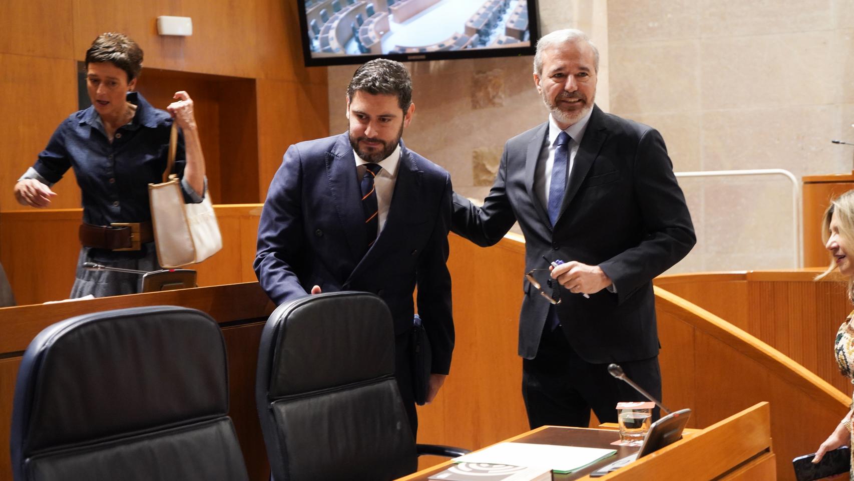 Alejandro Nolasco, este viernes, en el pleno de las Cortes, junto a Jorge Azcón.