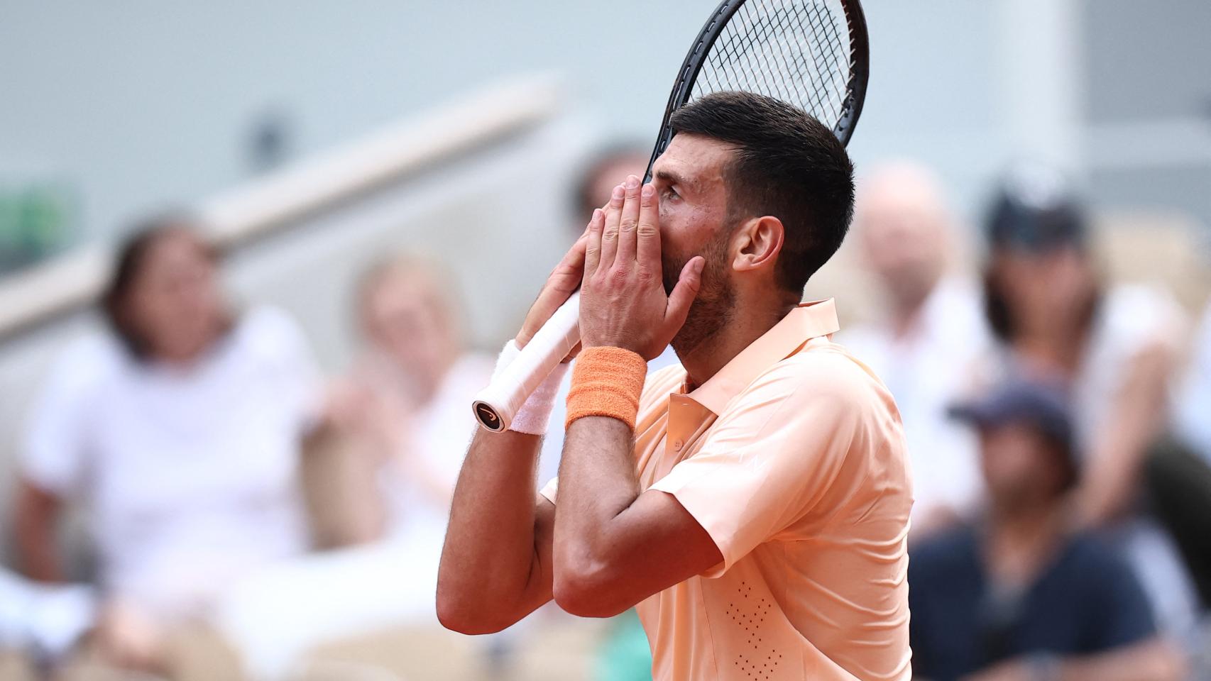 Novak Djokovic se desespera durante el partido ante Fonseca.