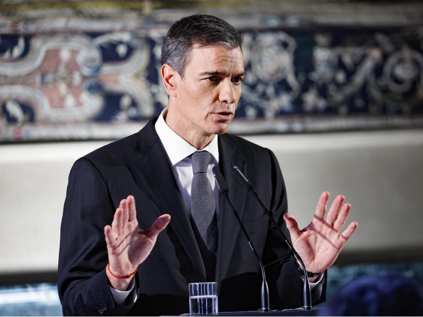 Pedro Sánchez, el miércoles pasado en la Embajada de España en Roma, responde a los medios.