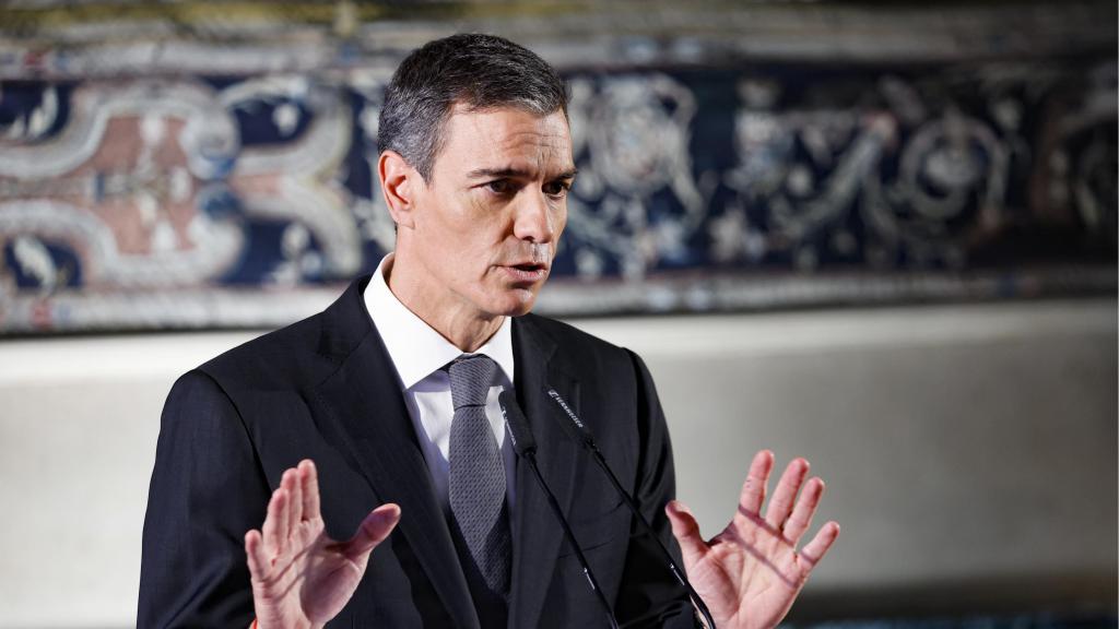 Pedro Sánchez, el miércoles pasado en la Embajada de España en Roma, responde a los medios.