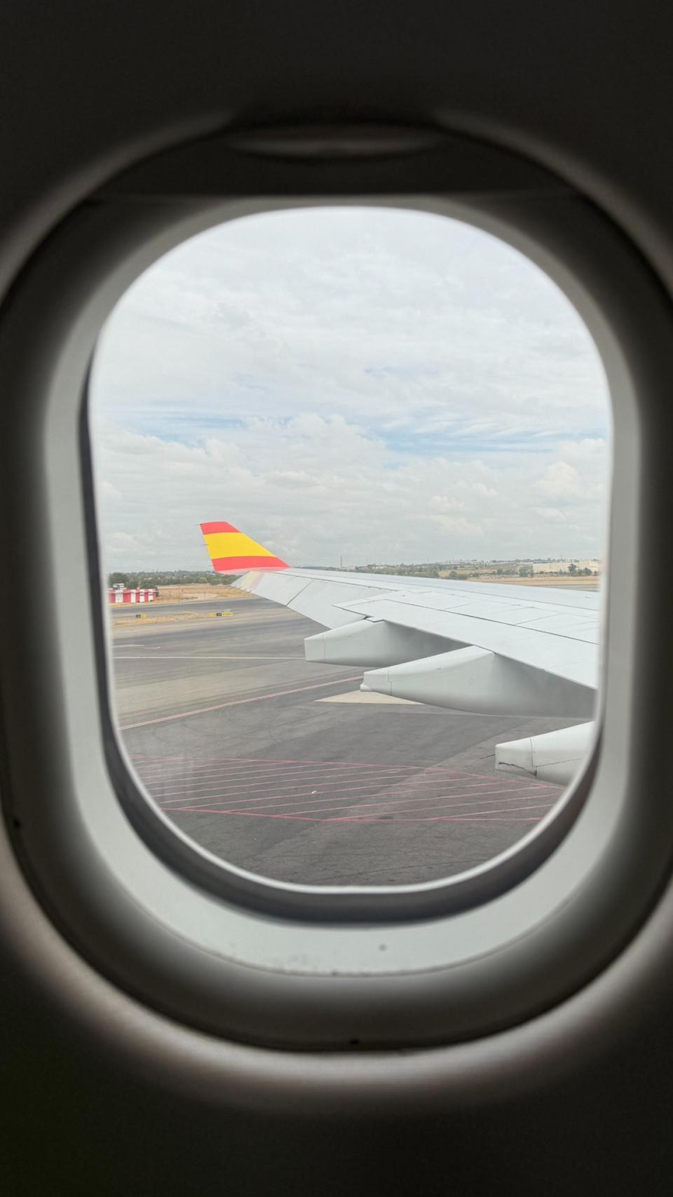 En la imagen, sacada desde el interior de un avión de Plus Ultra, se puede apreciar los detalles de la bandera de España en el 'winglet' o el dispositivo de punta alar.