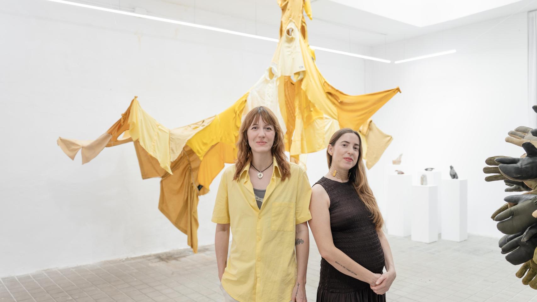 Carla Lariot y Alex Hug posan junto a la obra 'Armadura de Sol'.