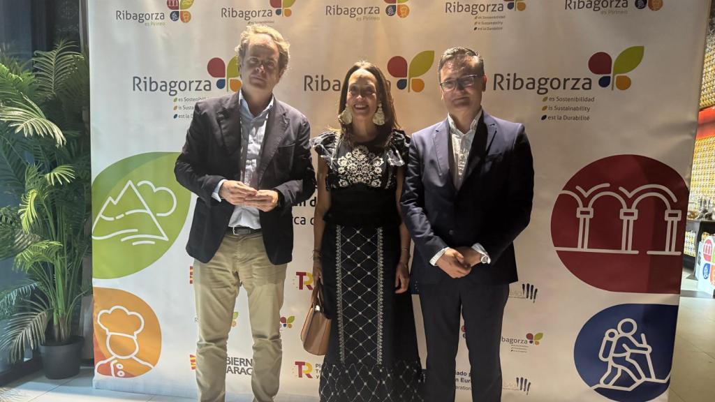 El consejero de Hacienda y Administración Pública, Roberto Bermúdez; la consejera de Educación, Ciencia y Universidades, Carmen Susín; y el presidente de la Comarca de la Ribagorza, Roque Vicente.