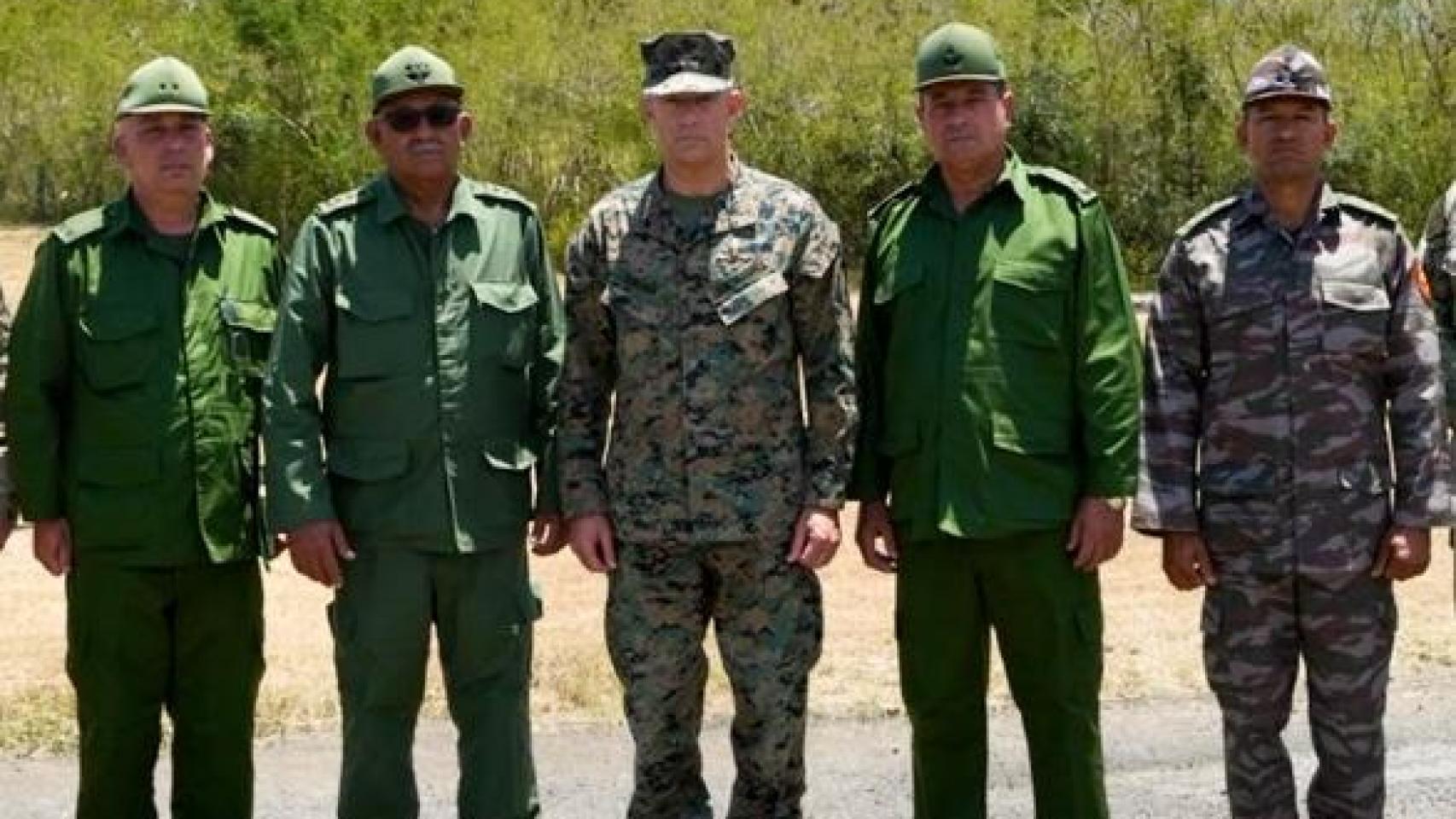 El jefe del Comando Sur de Estados Unidos, Francis L. Donovan, durante el encuentro sobre seguridad con el jefe del Estado Mayor General de Cuba, Roberto Legrá Sotolongo, en el perímetro de la estación naval de la Bahía de Guantánamo, Cuba.
