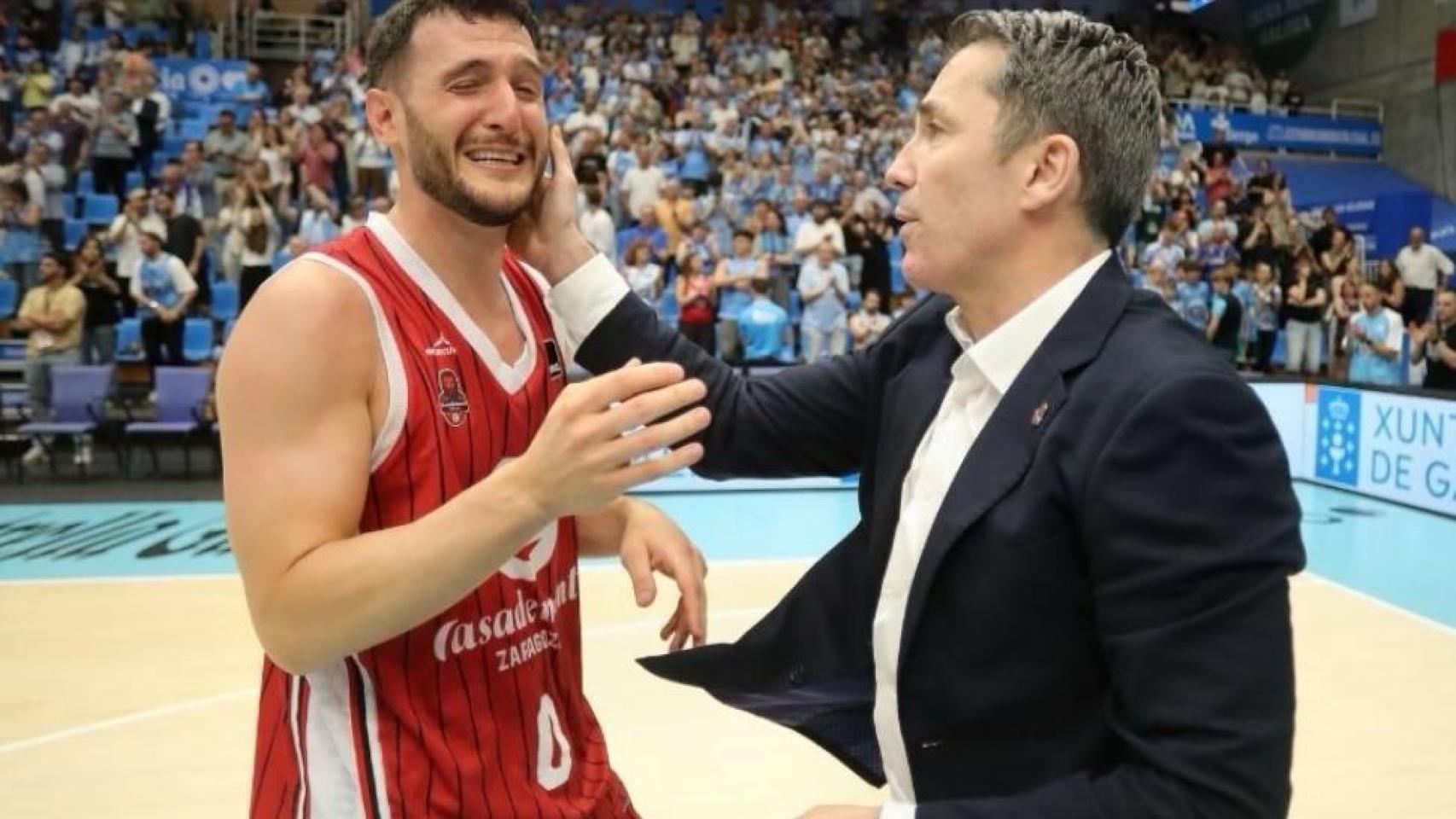 Marco Spissu y Gonzalo García de Vitoria celebran el triunfo del Casademont en Lugo