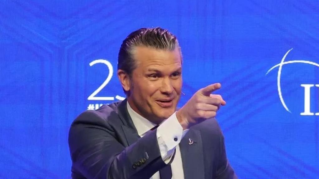 El secretario de Defensa de EEUU, Pete Hegseth, en una sesión plenaria de la Cumbre de Defensa del Diálogo Shangri-La en Singapur este viernes.