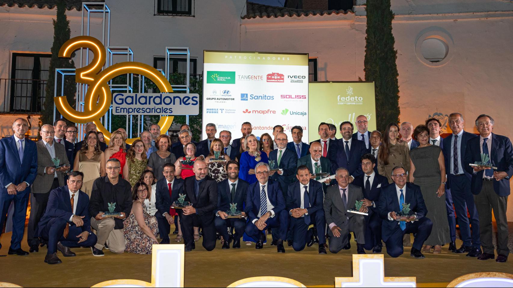 Foto de familia de los premiados con los galardones empresariales de Fedeto.