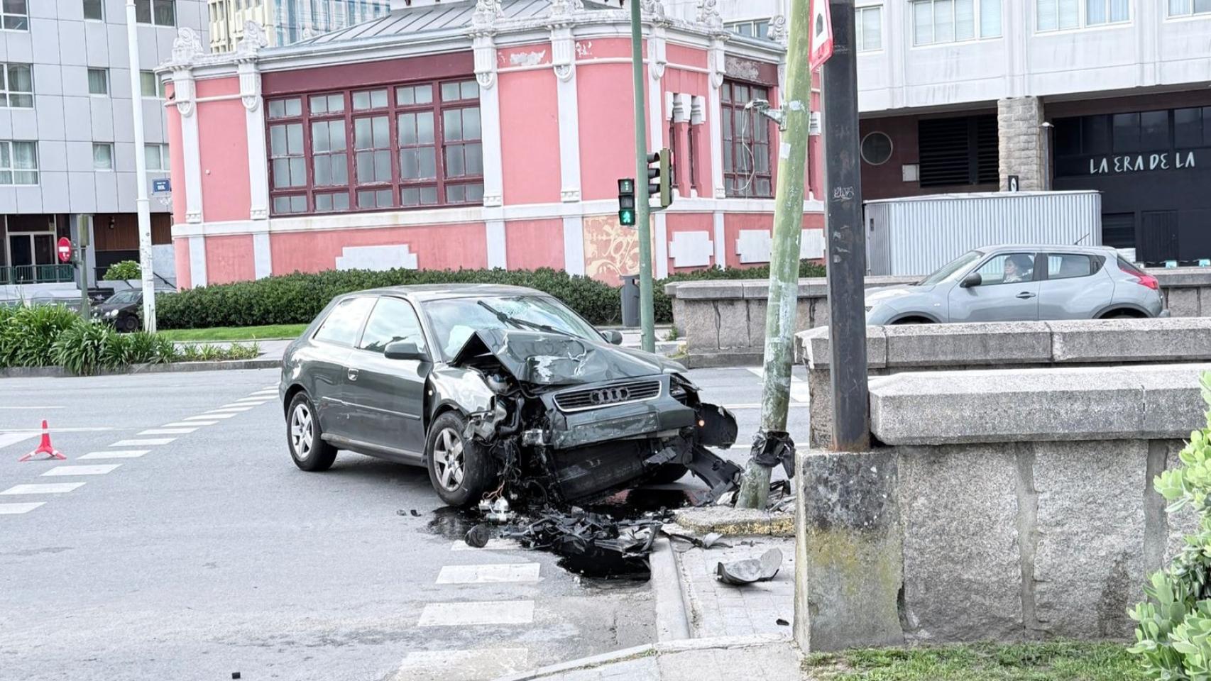 Imagen del coche accidentado en Orzán esta mañana.