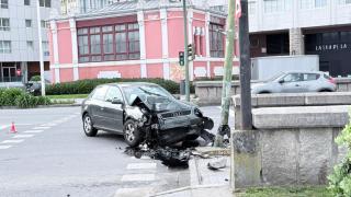 Imagen del coche accidentado en Orzán esta mañana.