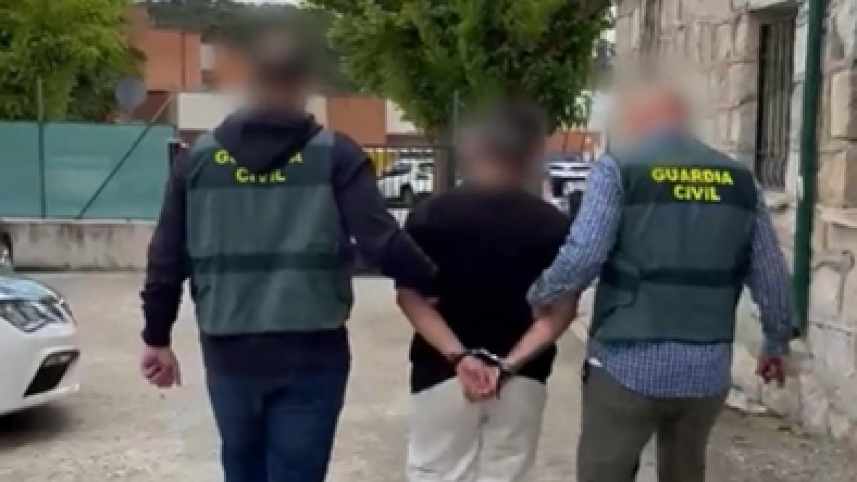 Dos agentes de la Guardia Civil con uno de los detenidos.