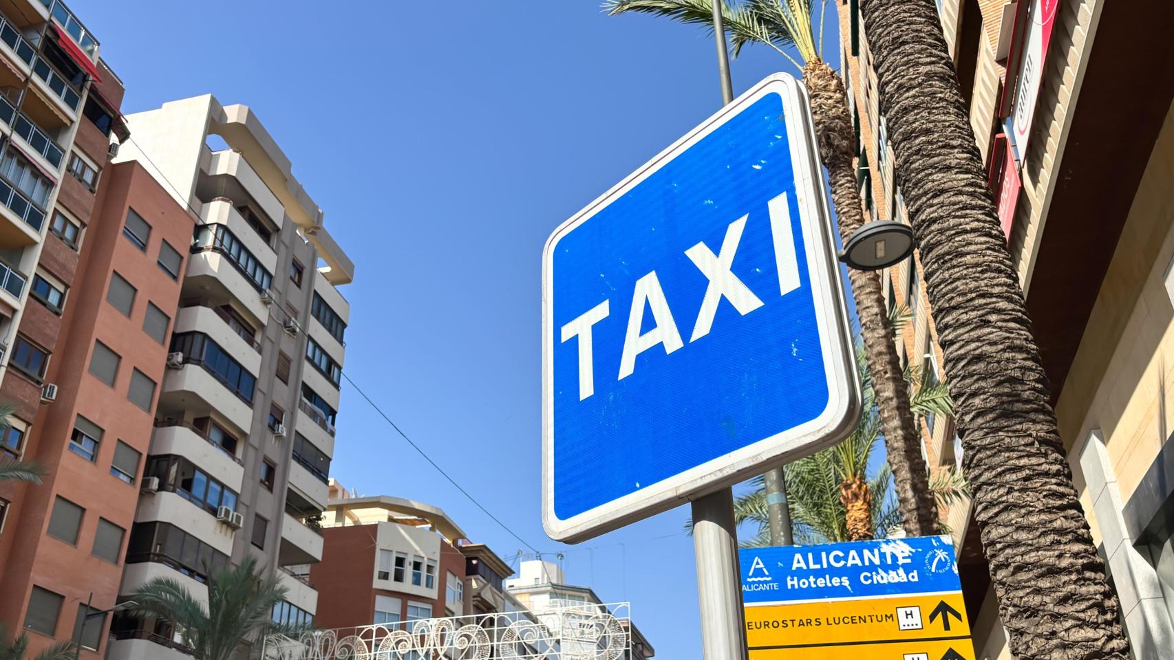 Una parada de taxi en Alicante.