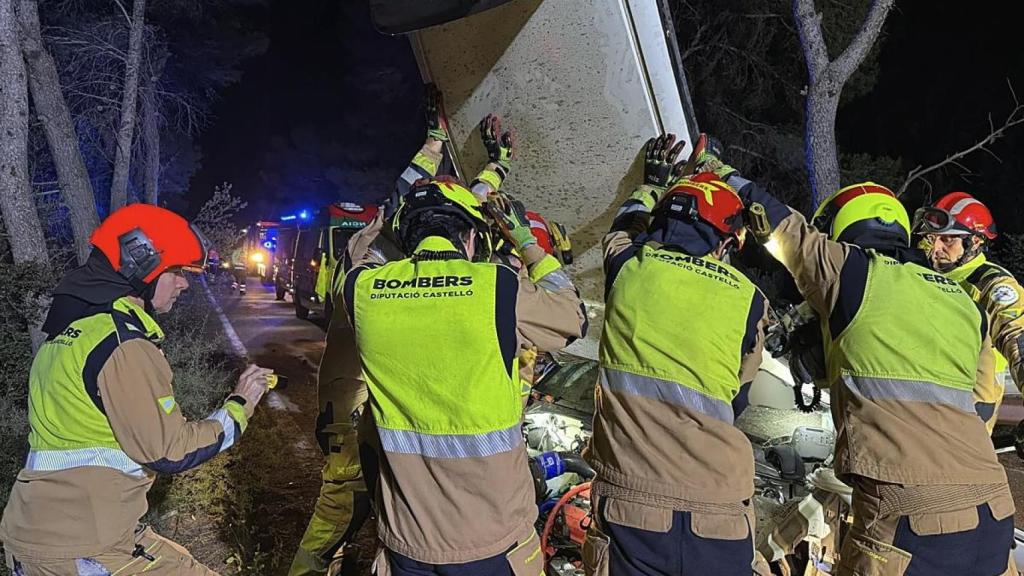 Bomberos de Castellón, en el lugar del accidente mortal.,