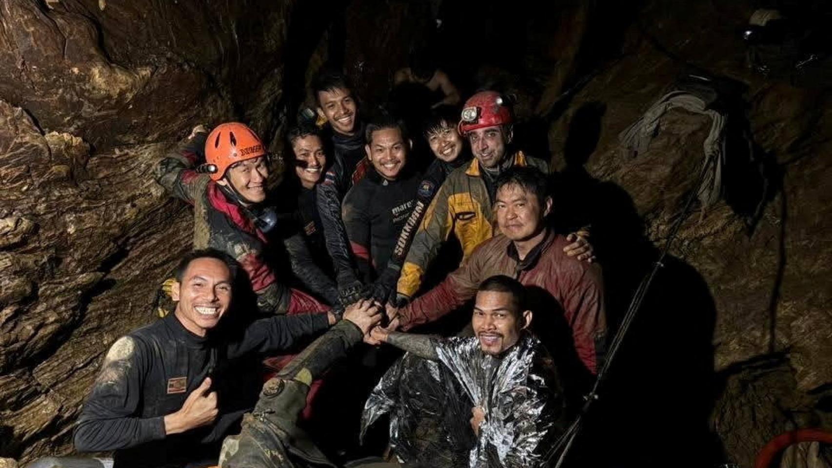 Los rescatistas sacan a cinco personas que quedaron atrapadas en la cueva en la provincia de Xaisomboun, Laos, 29 de mayo de 2026.
