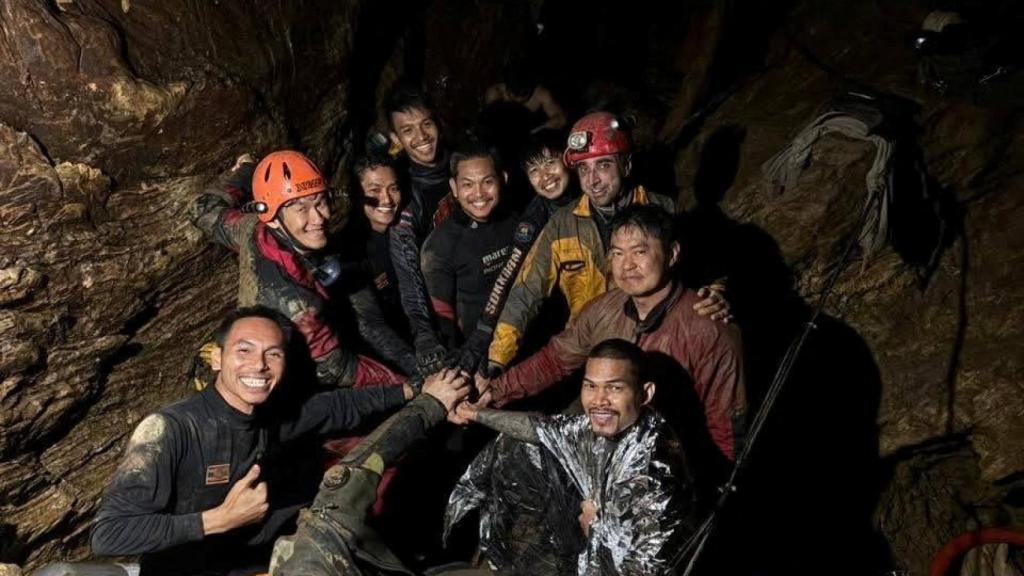 Los rescatistas sacan a cinco personas que quedaron atrapadas en la cueva en la provincia de Xaisomboun, Laos, 29 de mayo de 2026.
