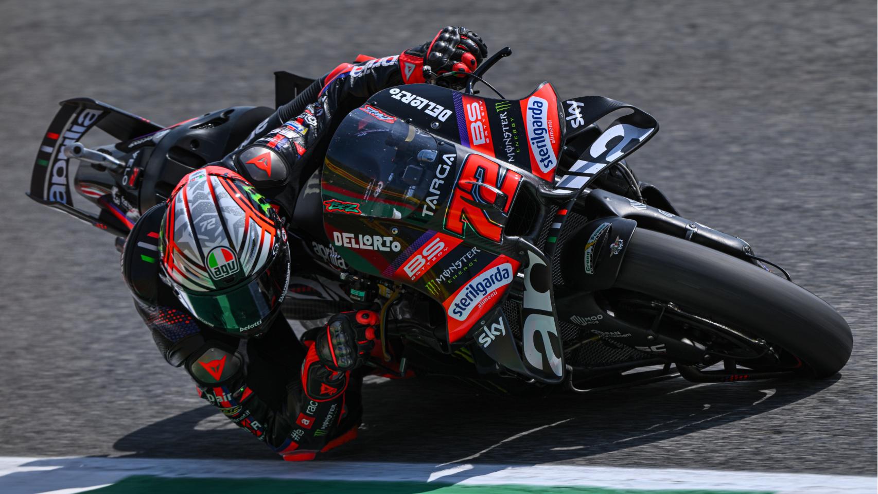 Marco Bezzecchi traza un viraje con su Aprilia RS-GP, en el circuito de Mugello.