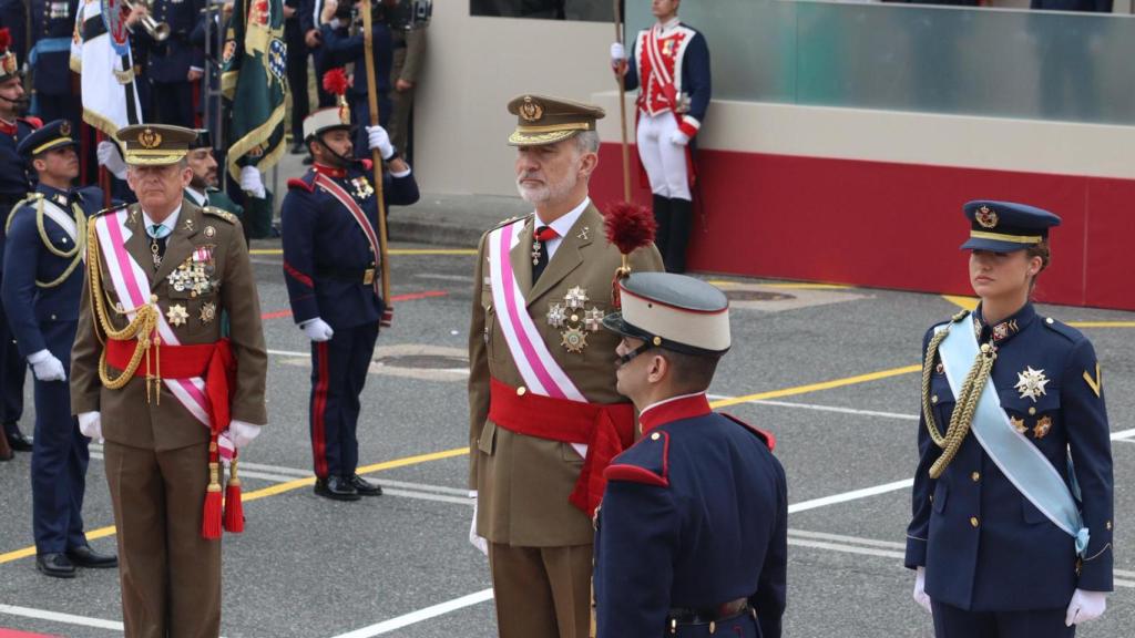 El Rey Felipe VI y la Princesa Leonor en el desfile del Día de las Fuerzas Armadas en Vigo.