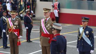 El Rey Felipe VI y la Princesa Leonor en el desfile del Día de las Fuerzas Armadas en Vigo.