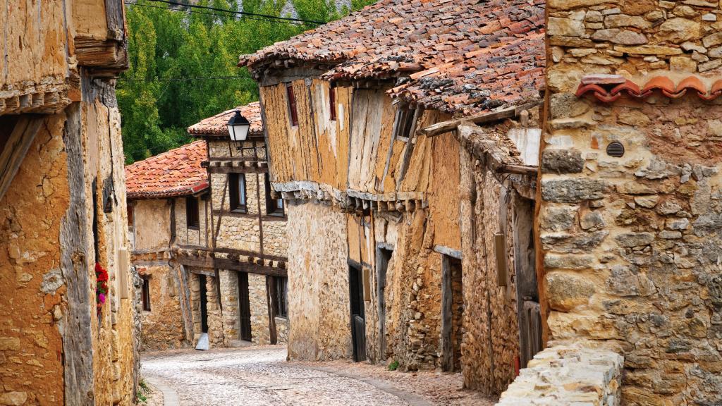 Casas de sabina y barro en Calatañazor, en la provincia de Soria.