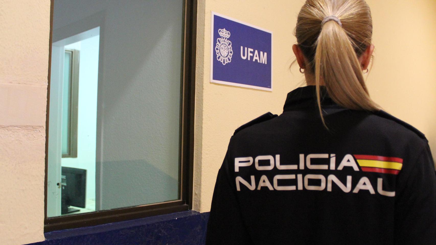 Una agente de la Policía Nacional