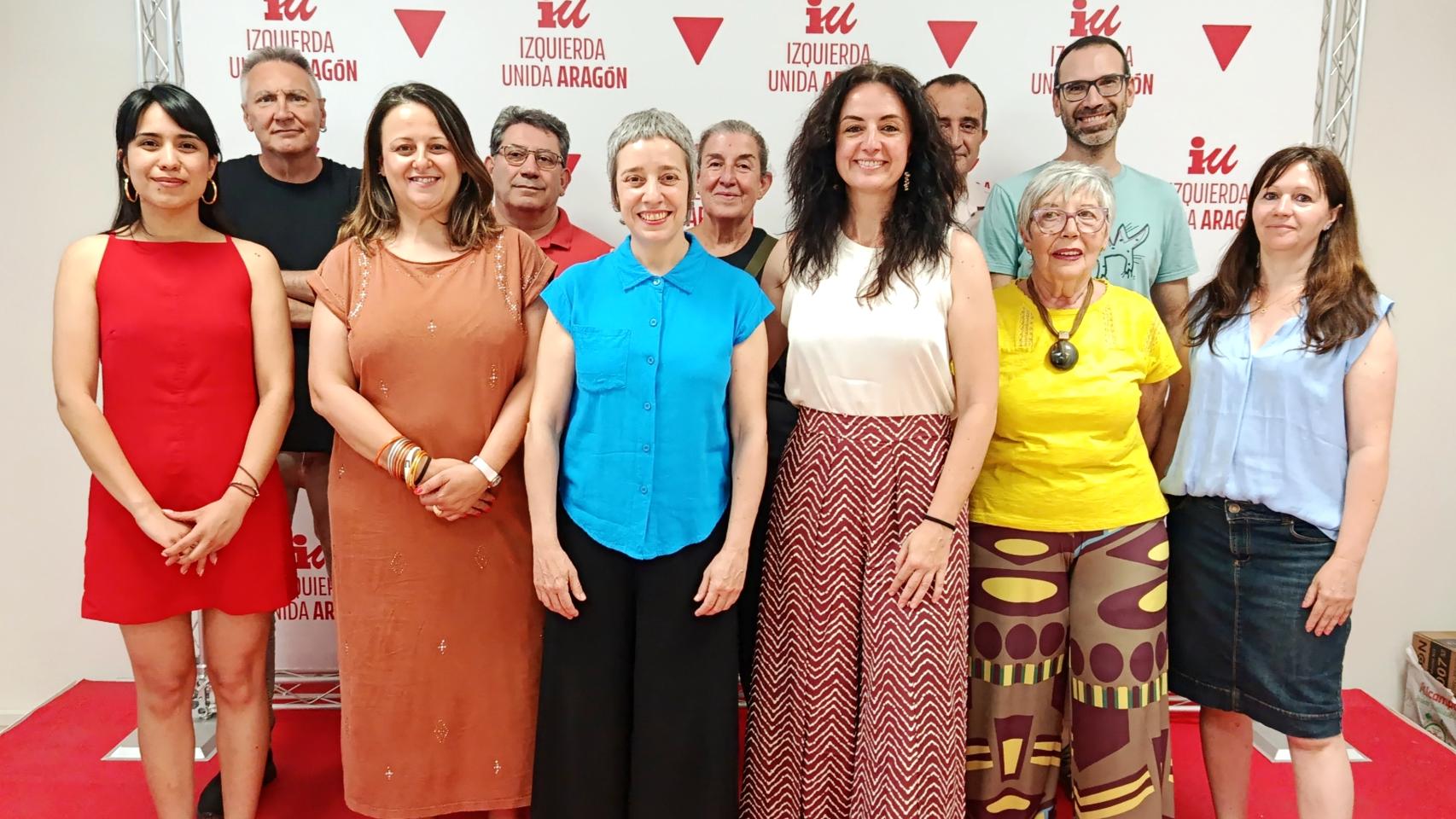 Carlota Vicente (centro), junto a Marta Abengochea y el resto de miembros de la nueva Coordinadora de IU en Zaragoza