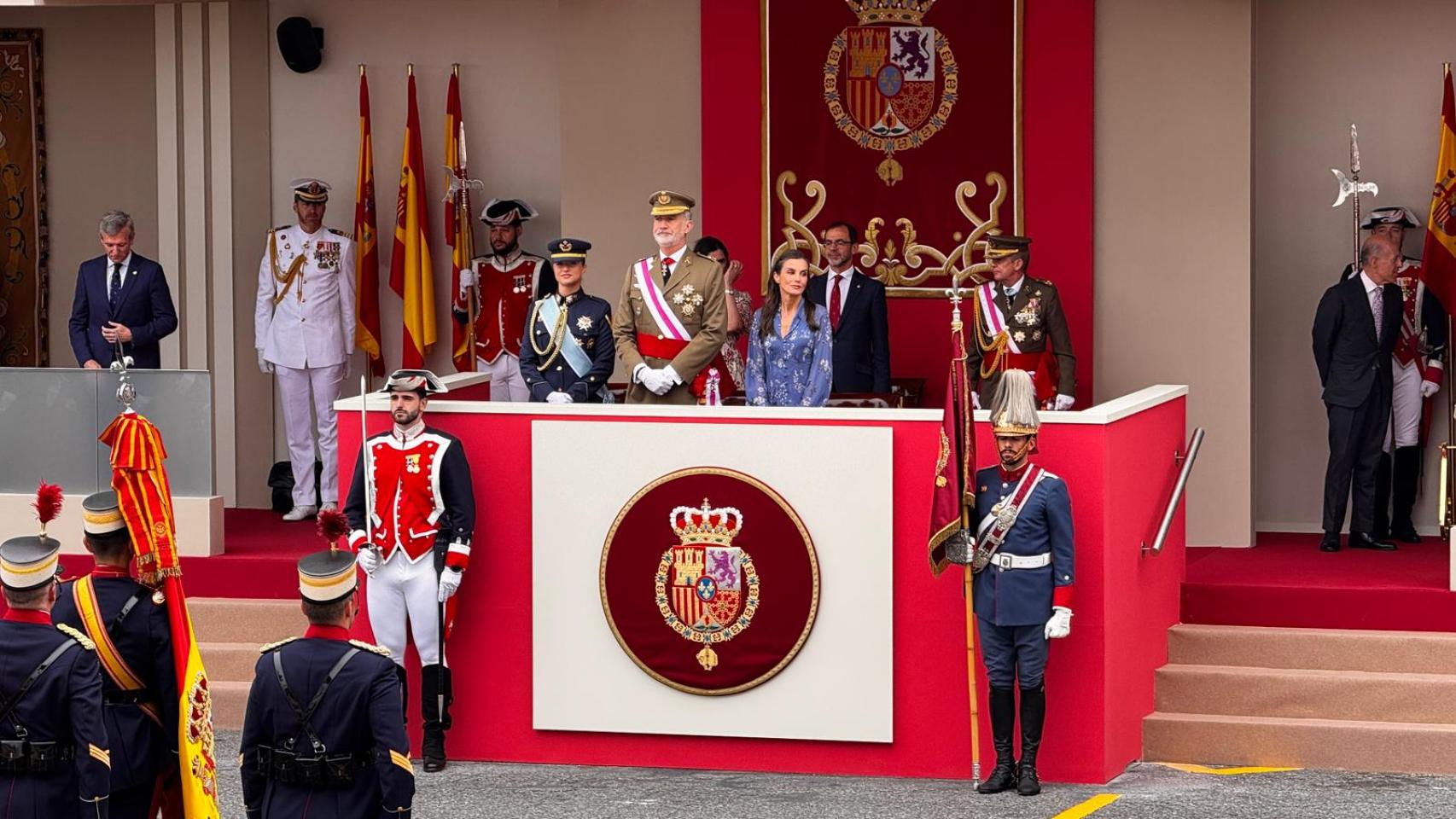 Los reyes y la princesa Leonor en el desfile del Día de las Fuerzas Armadas en Vigo.