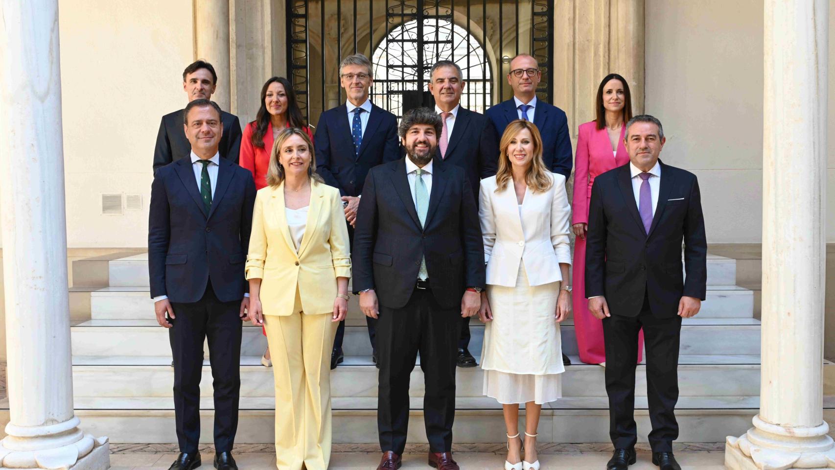 López Miras, este sábado, junto a su nuevo Consejo de Gobierno.