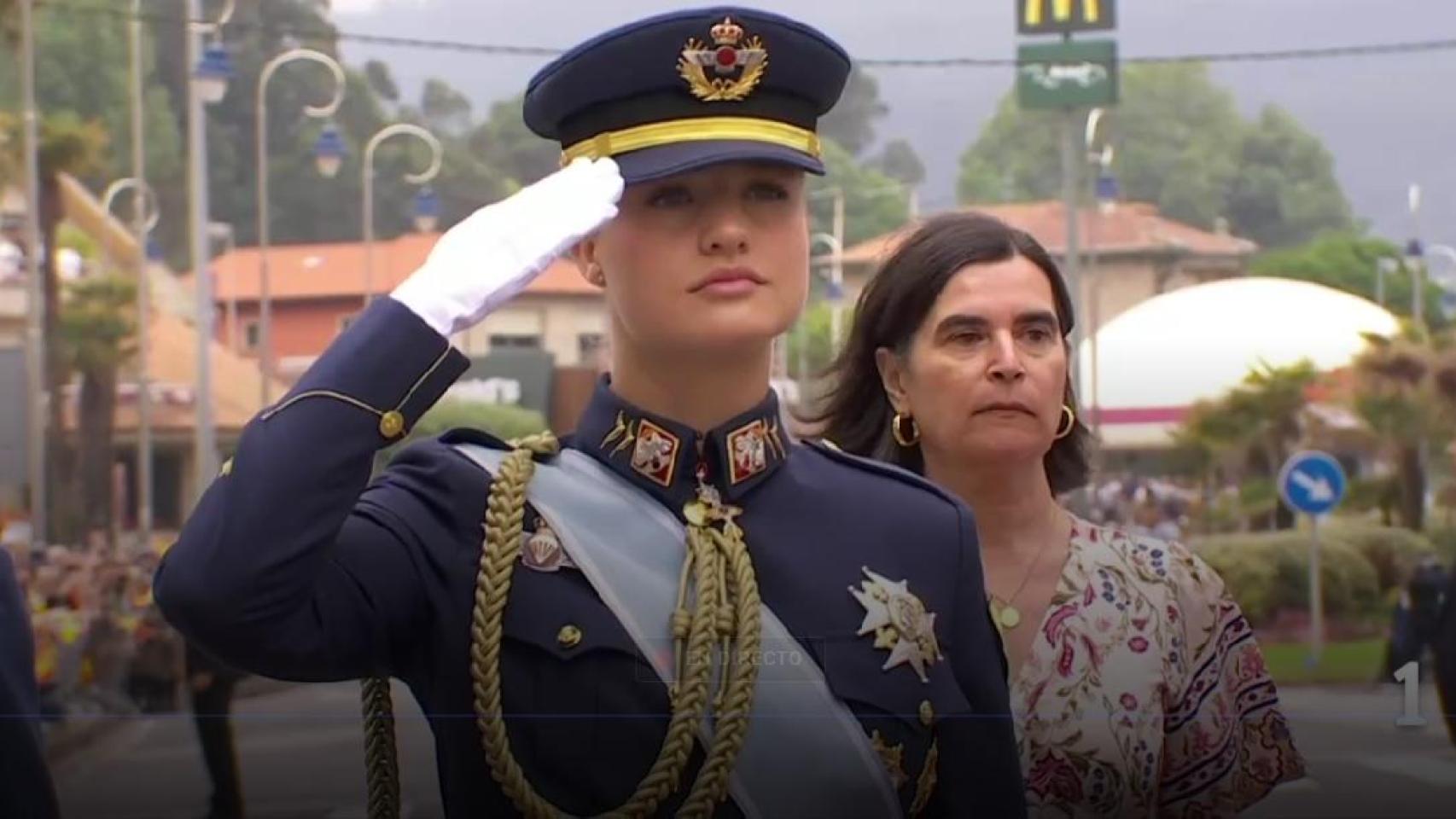 La Princesa hace el saludo militar durante el desfile.