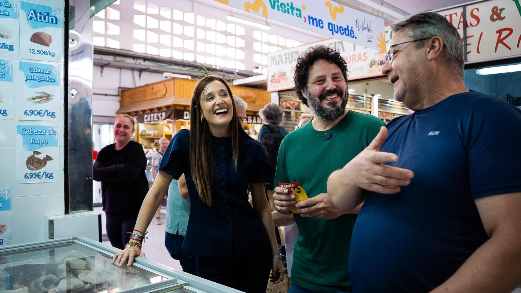 Una imagen de El Kanka en el mercado con Elisa Pérez de Siles y un vecino.