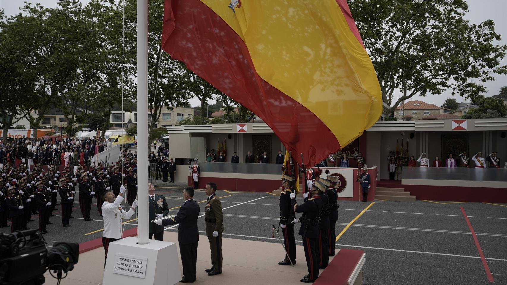 La bandera se descuelga del mástil durante el izado en el acto central conmemorativo del Día de las Fuerzas Armadas, a 30 de mayo de 2026, en Vigo.
