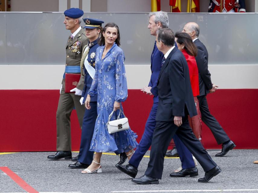 La reina Letizia ha rescatado un vestido de flores de Juan Vidal.
