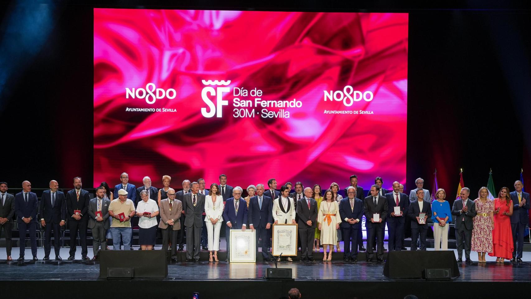 Foto de familia de los premiados.