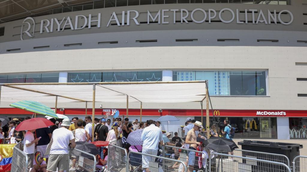 Personas acamando a las puertas del estadio Metropolitano en Madrid antes del concierto de Bad Bunny.