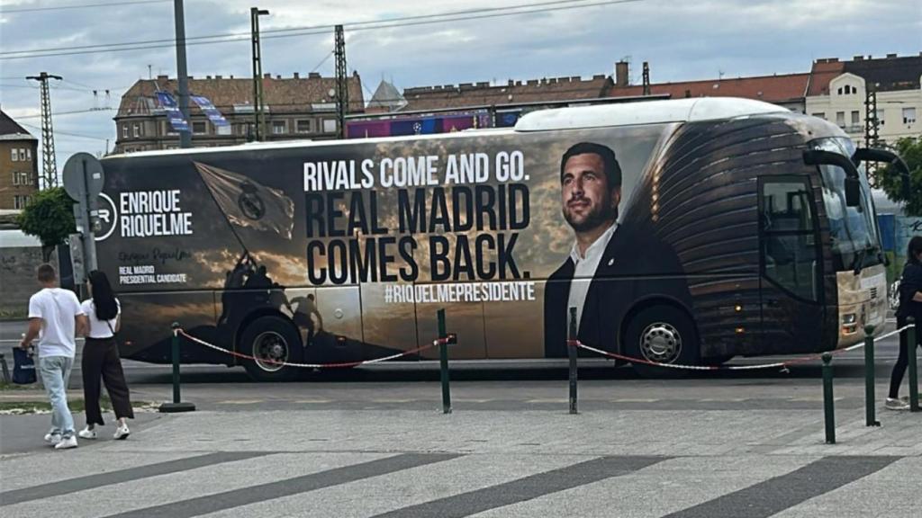 Uno de los autobuses de la candidatura de Riquelme presente en Budapest