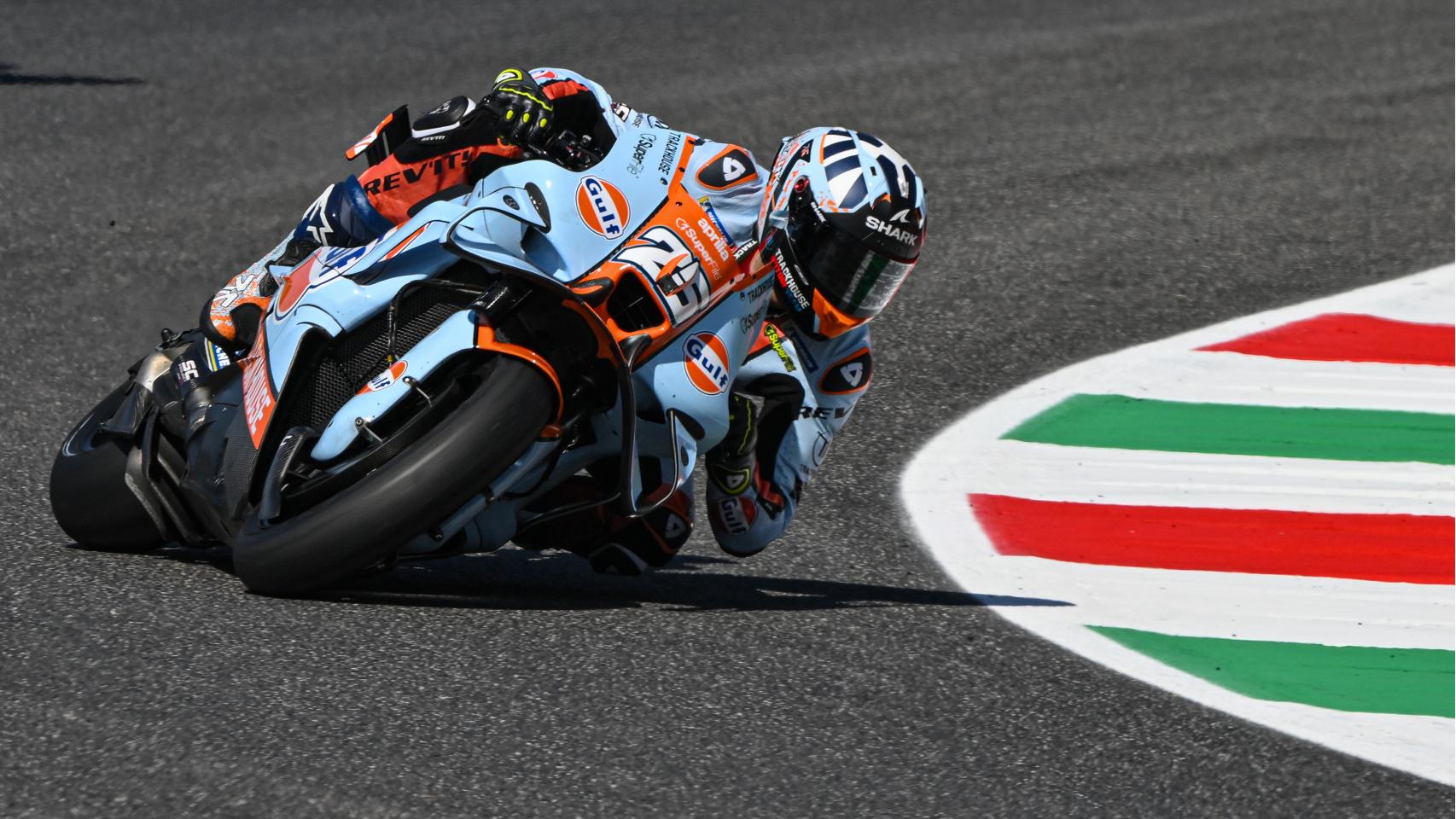 Raúl Fernández traza un viraje con su Aprilia RS-GP, en el circuito italiano de Mugello.
