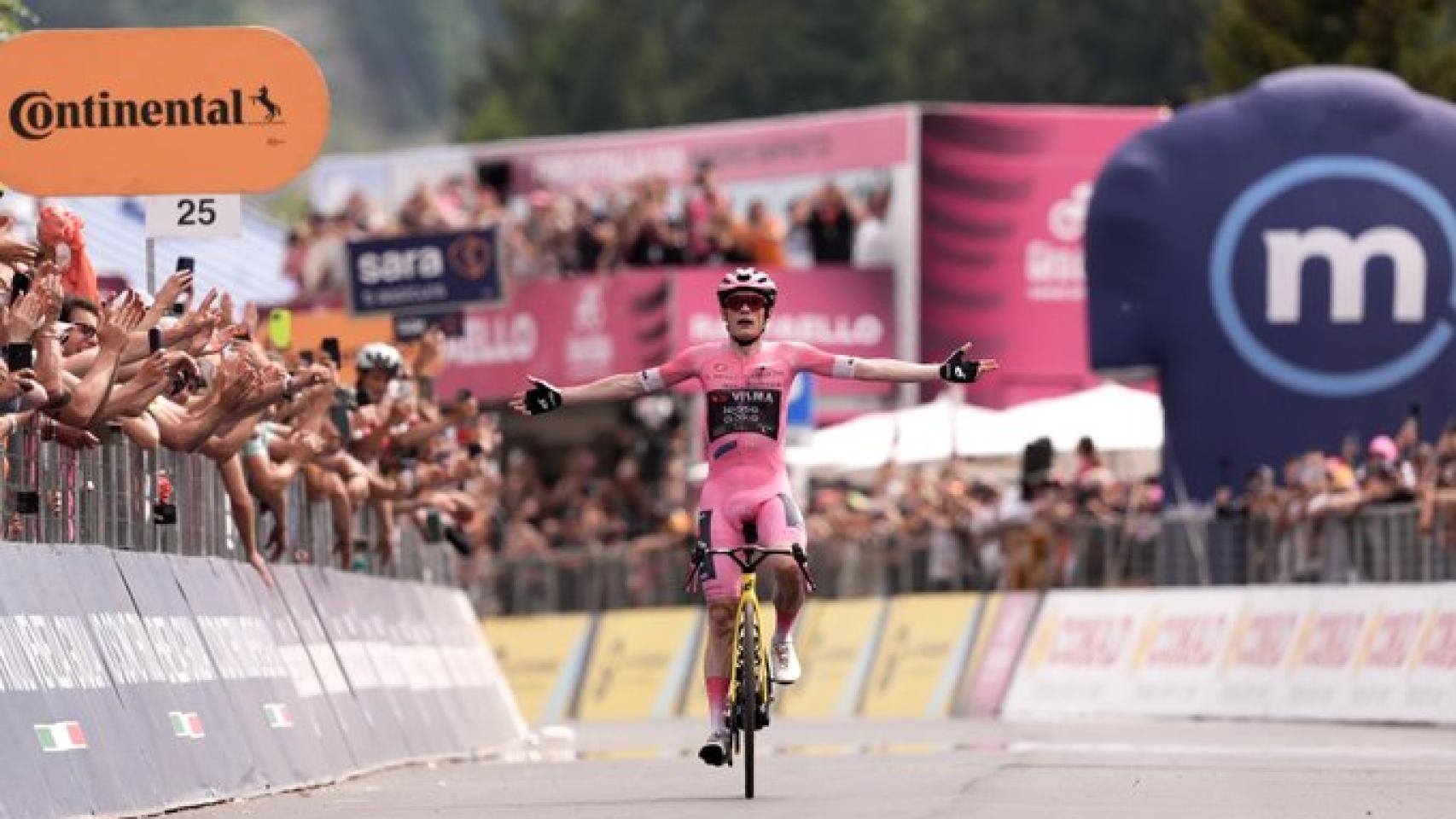Jonas Vingegaard celebra su victoria en Piancavallo.