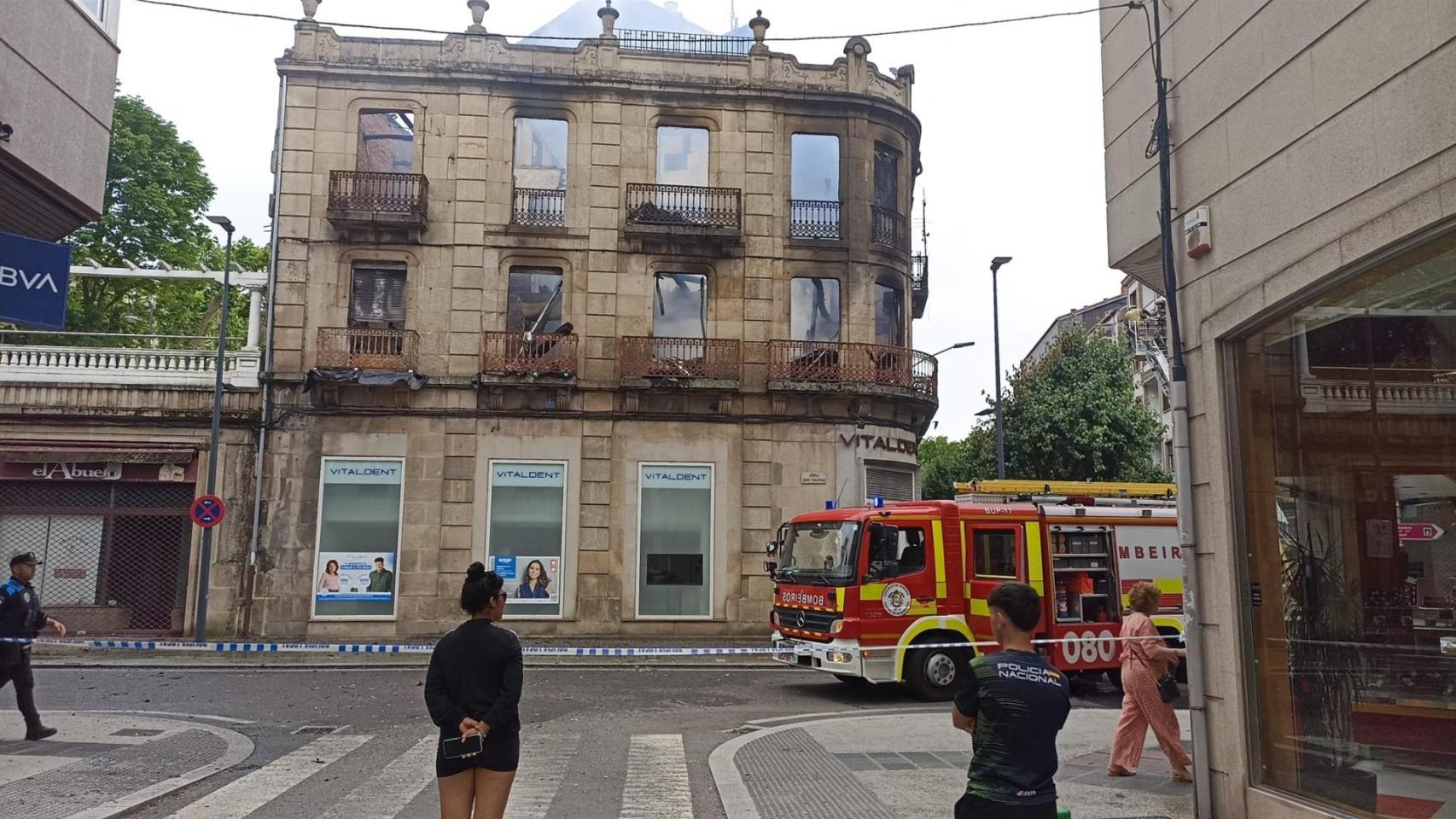 Edificio calcinado en As Caldas, en el barrio ourensano de A Ponte
